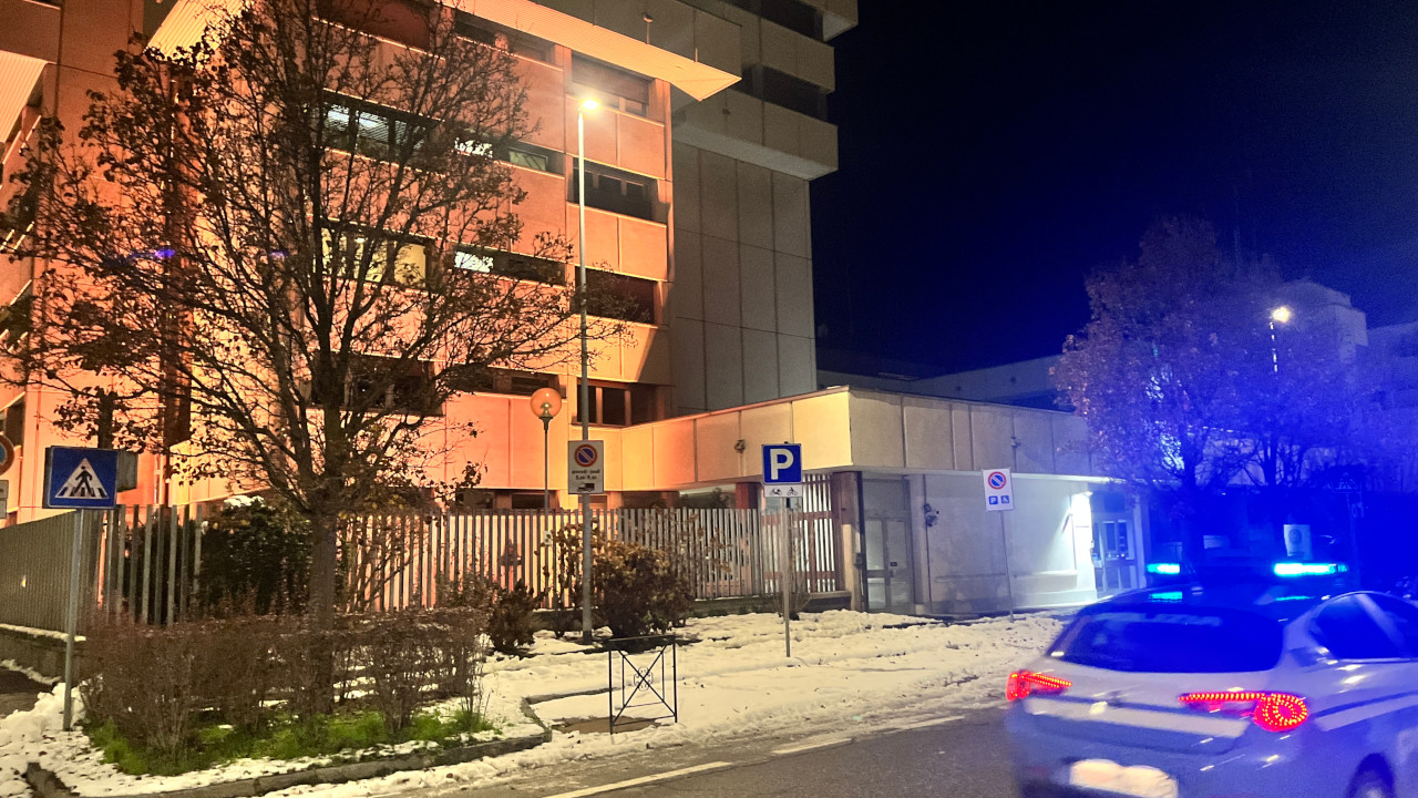 La Questura di Aosta illuminata d'arancione per la Giornata internazionale per l'eliminazione della violenza contro le donne