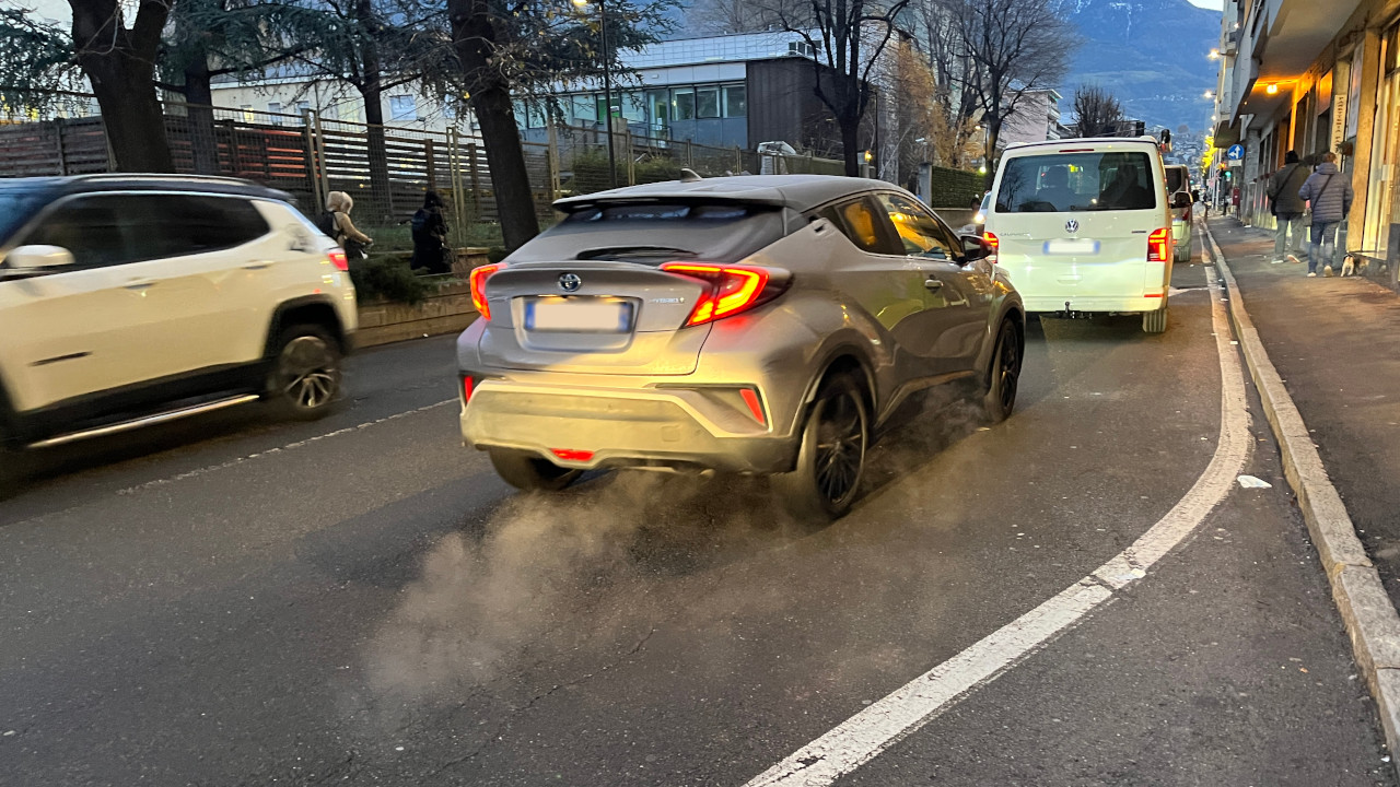Le emissioni di un'auto nel traffico aostano