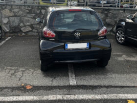 Un'auto parcheggiata su due stalli bianchi ad Aosta