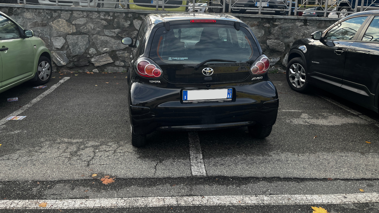 Un'auto parcheggiata su due stalli bianchi ad Aosta