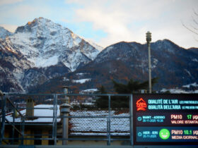 Gli impianti di misurazione della qualità dell'aria, in piazza Plouves ad Aosta