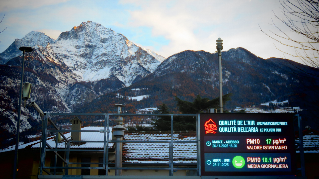 Gli impianti di misurazione della qualità dell'aria, in piazza Plouves ad Aosta