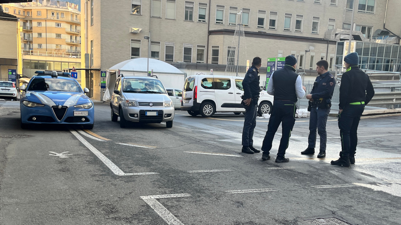Agenti della Polizia di Stato all'ospedale regionale di Aosta