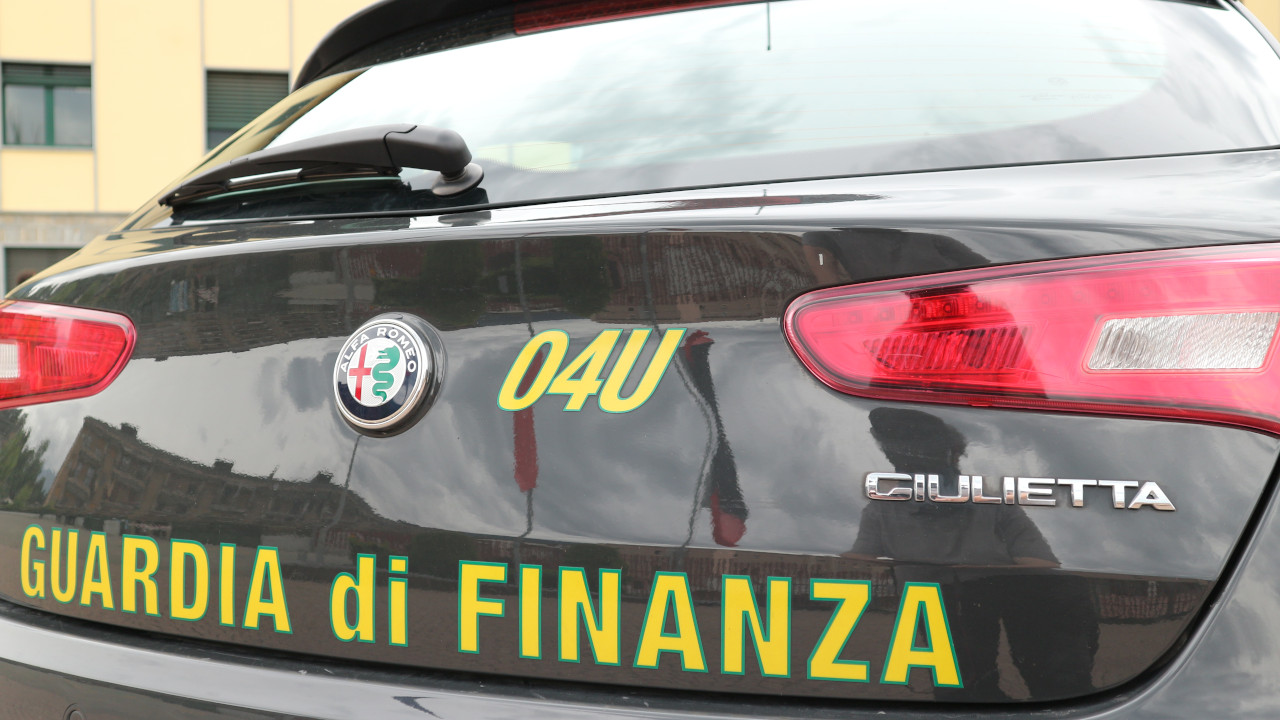 Il posteriore di una 'Giulietta' della Guardia di finanza