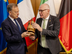 Renzo Testolin omaggia Martin Briens con una grolla