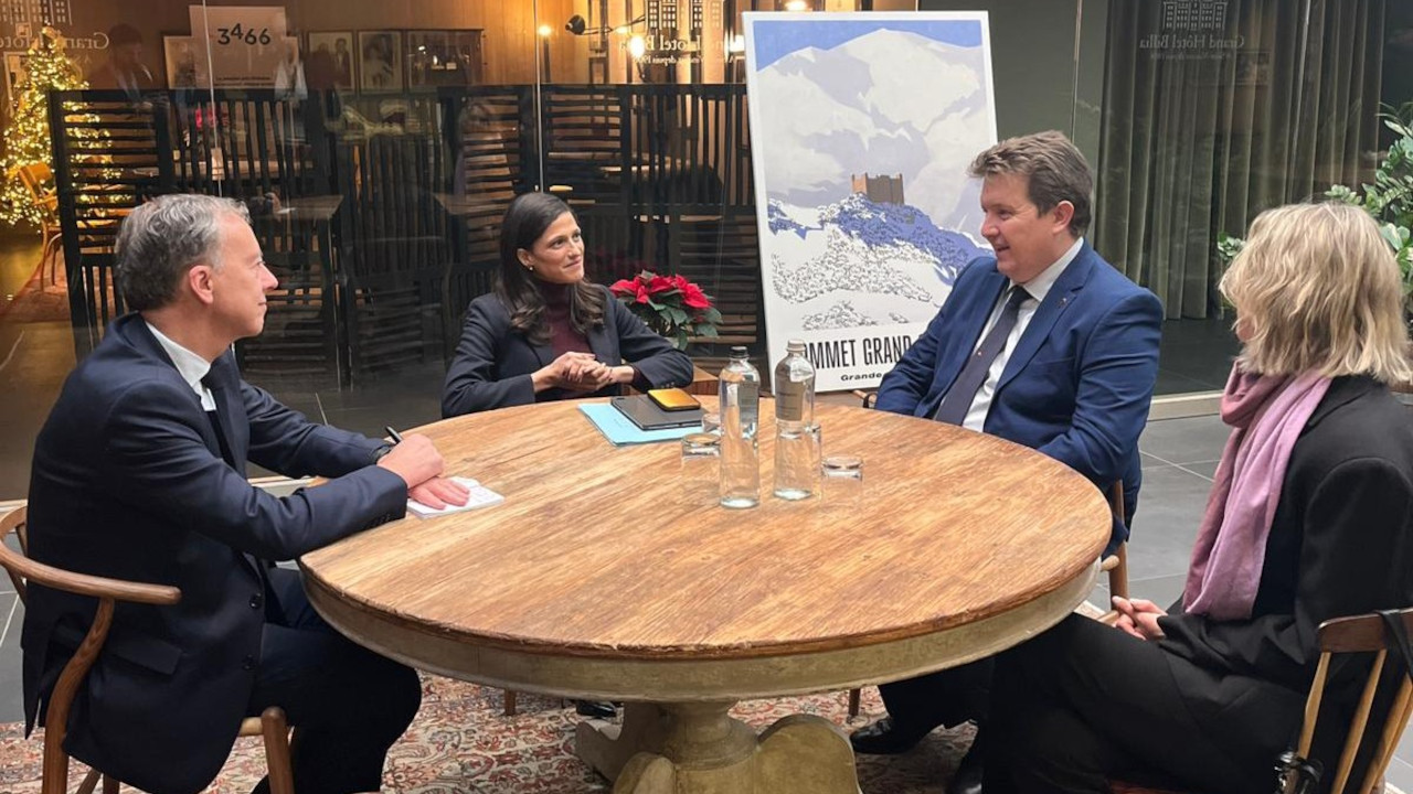 L'incontro a Saint-Vincent tra Erik Lavevaz ed Eléonore Caroit con la sovrintendente agli studi Marina Fey e l'ambasciatore francese Martin Briens