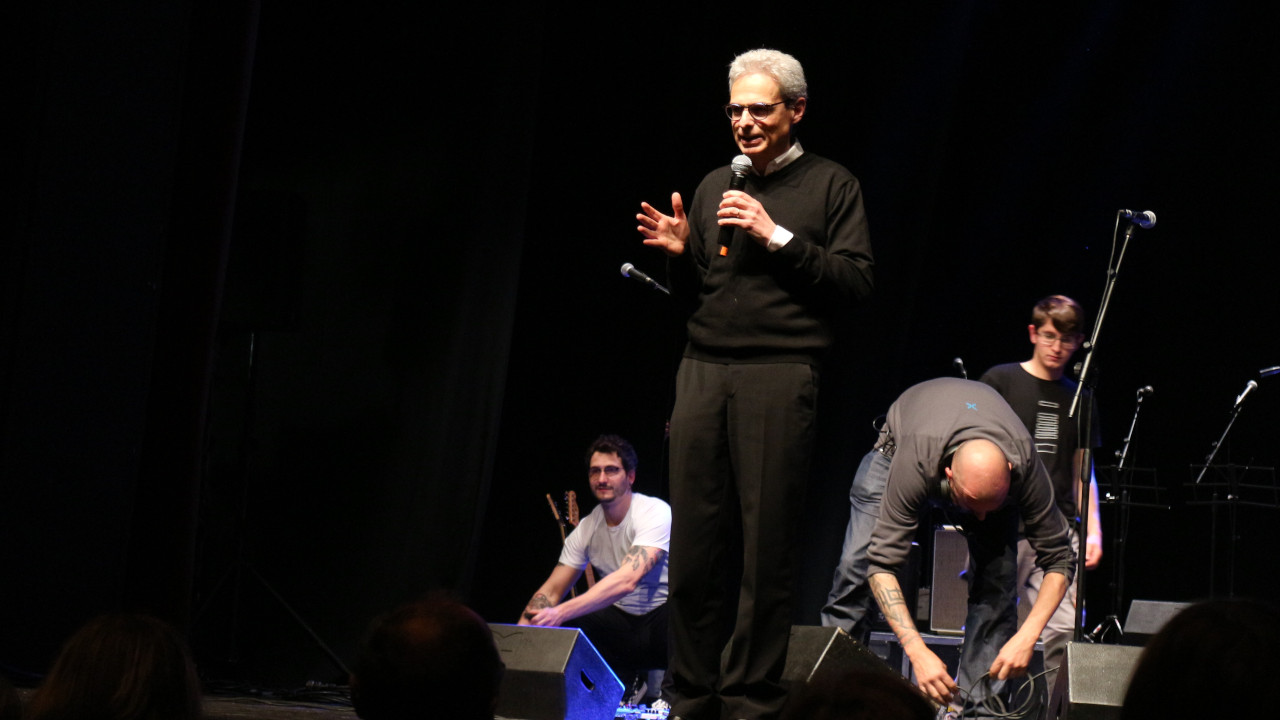 Gianni Nuti sul palco del Teatro Giacosa durante un concerto