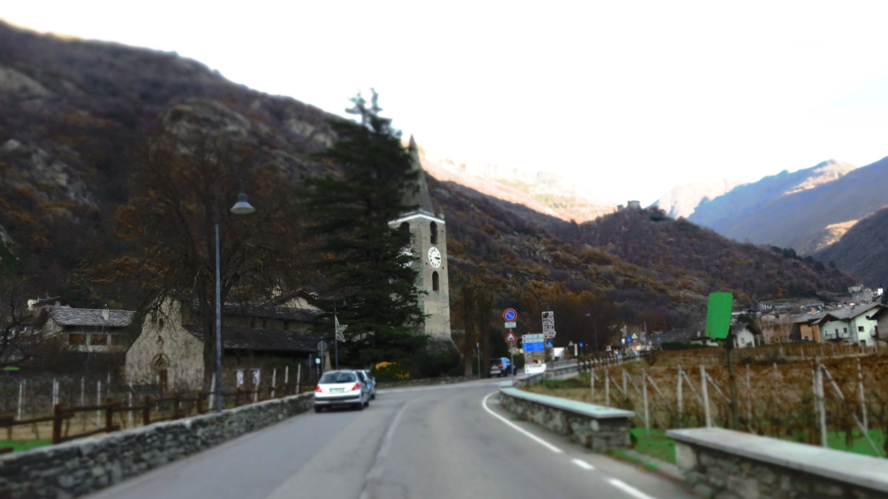 ARNAD, CACCIA AL LADRO FINISCE IN PESTAGGIO: 40ENNE IN OSPEDALE, TRE AGGRESSORI DA IDENTIFICARE 1 L'ingresso del borgo di Arnad