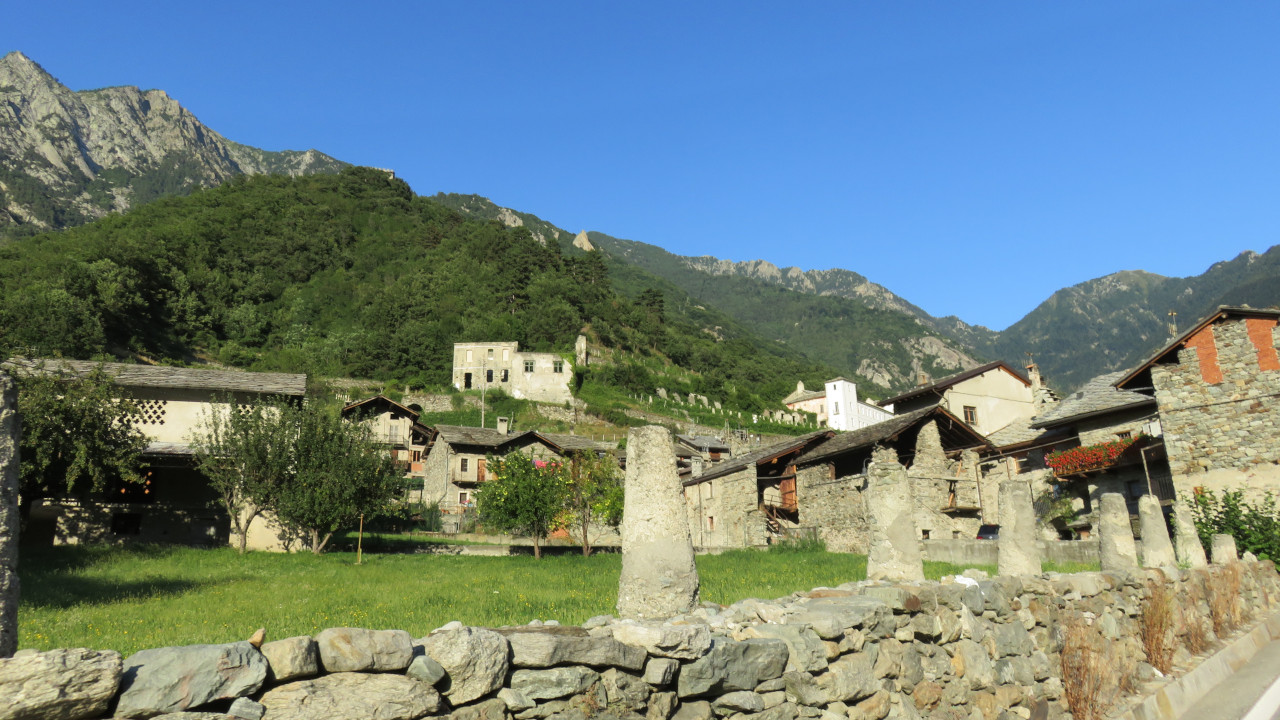 Una panoramica dell'interno dell'abitato di Arnad