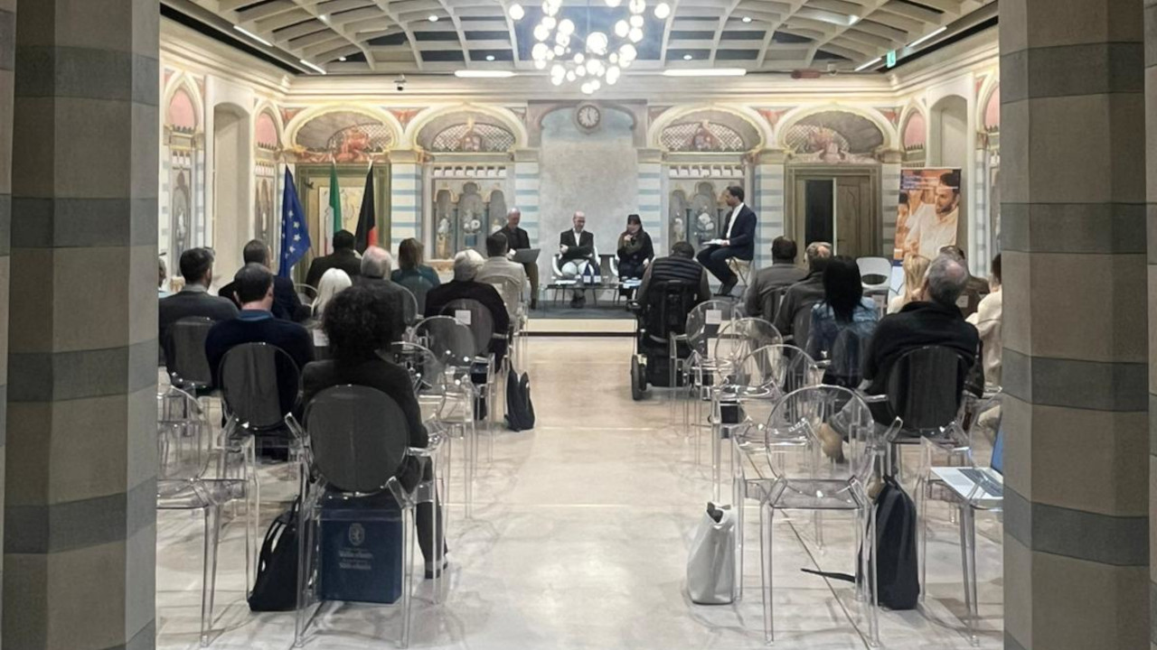 La tavola rotonda 'La montagna al centro' nella sala Dipinti dell’Ange del Courmayeur Climate hub