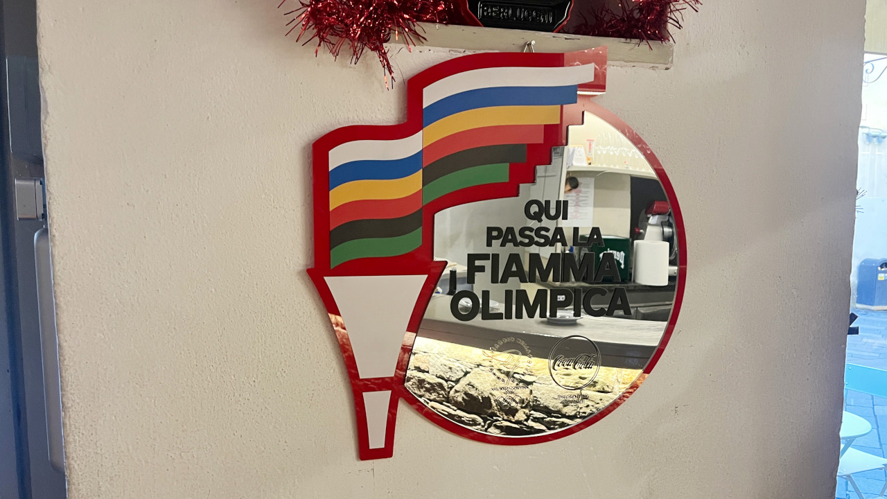 Uno specchio pubblicitario della Fiamma olimpica