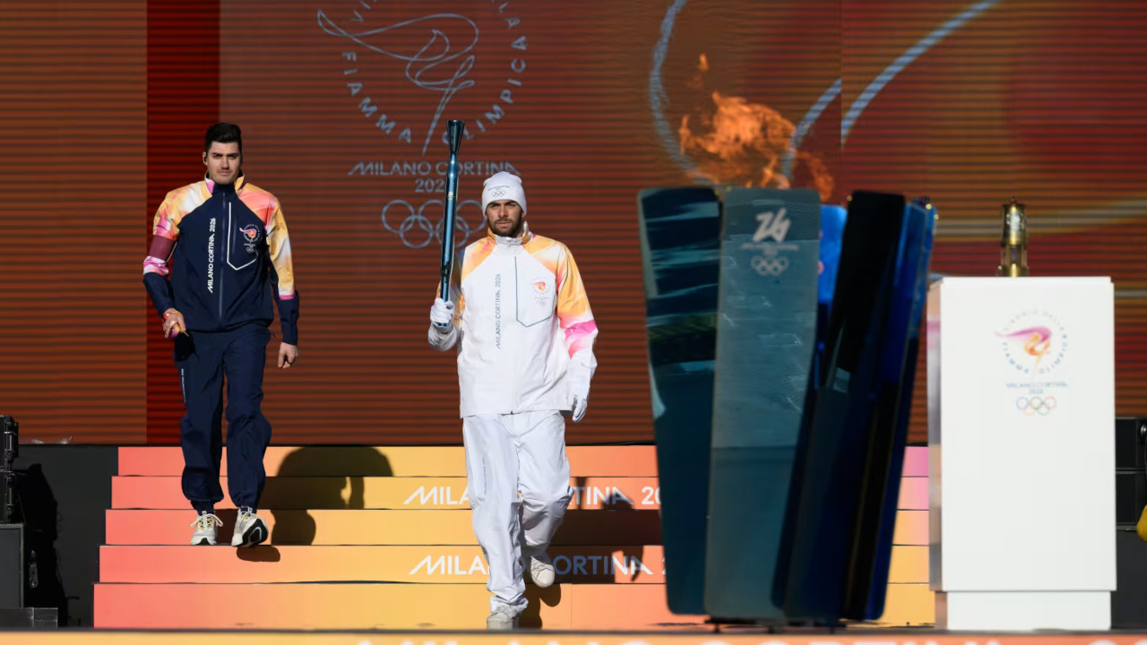 La partenza della Fiamma olimpica portata da Gregorio Paltrinieri