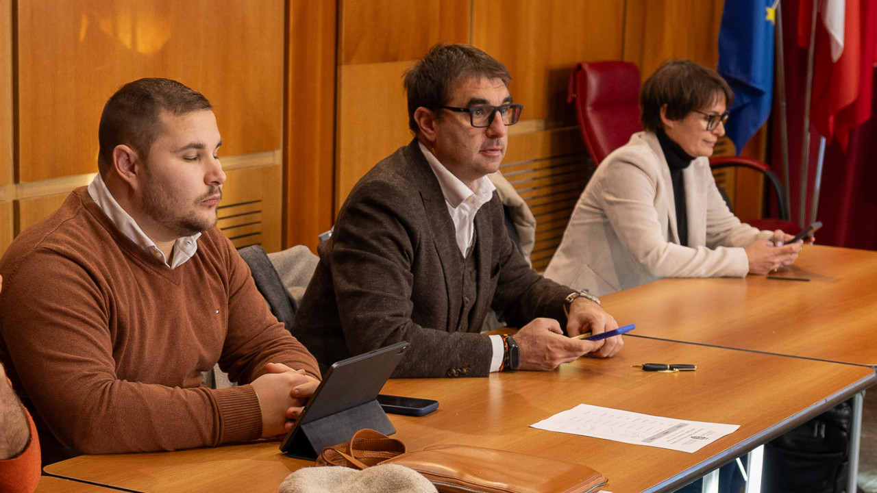 Il sindaco di Arnad, Alexandre Bertolin durante la riunione del Cosp, seduto a fianco del presidente del Cpel, Alex Micheletto ed al Capo di Gabinetto della Questura di Aosta Mariateresa Pino