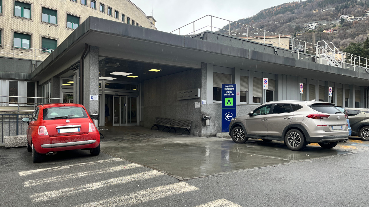 L'ingresso dell'ospedale 'Parini' di Aosta