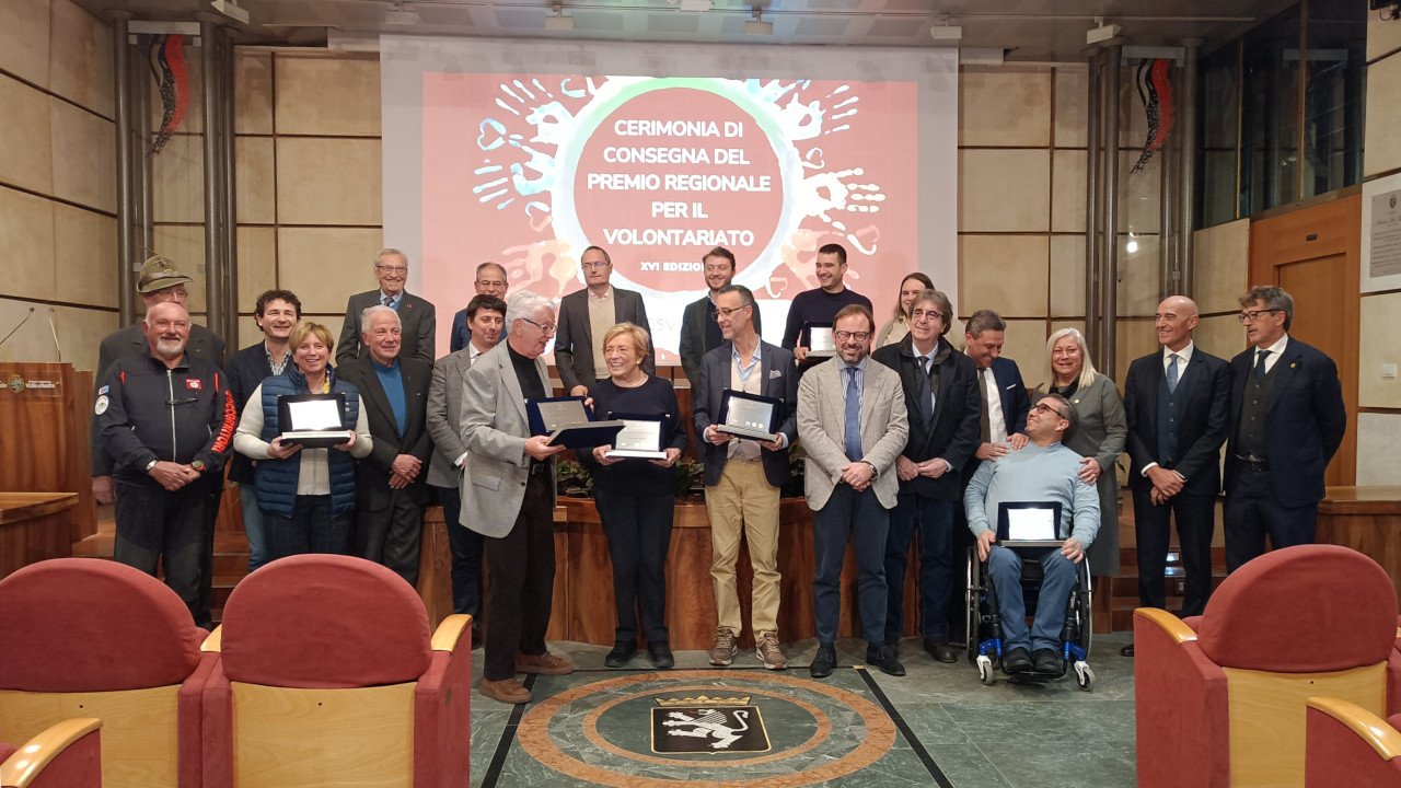Foto di gruppo per i premiati ed i rappresentanti delle Istituzioni per il Premio regionale per il volontariato 2025