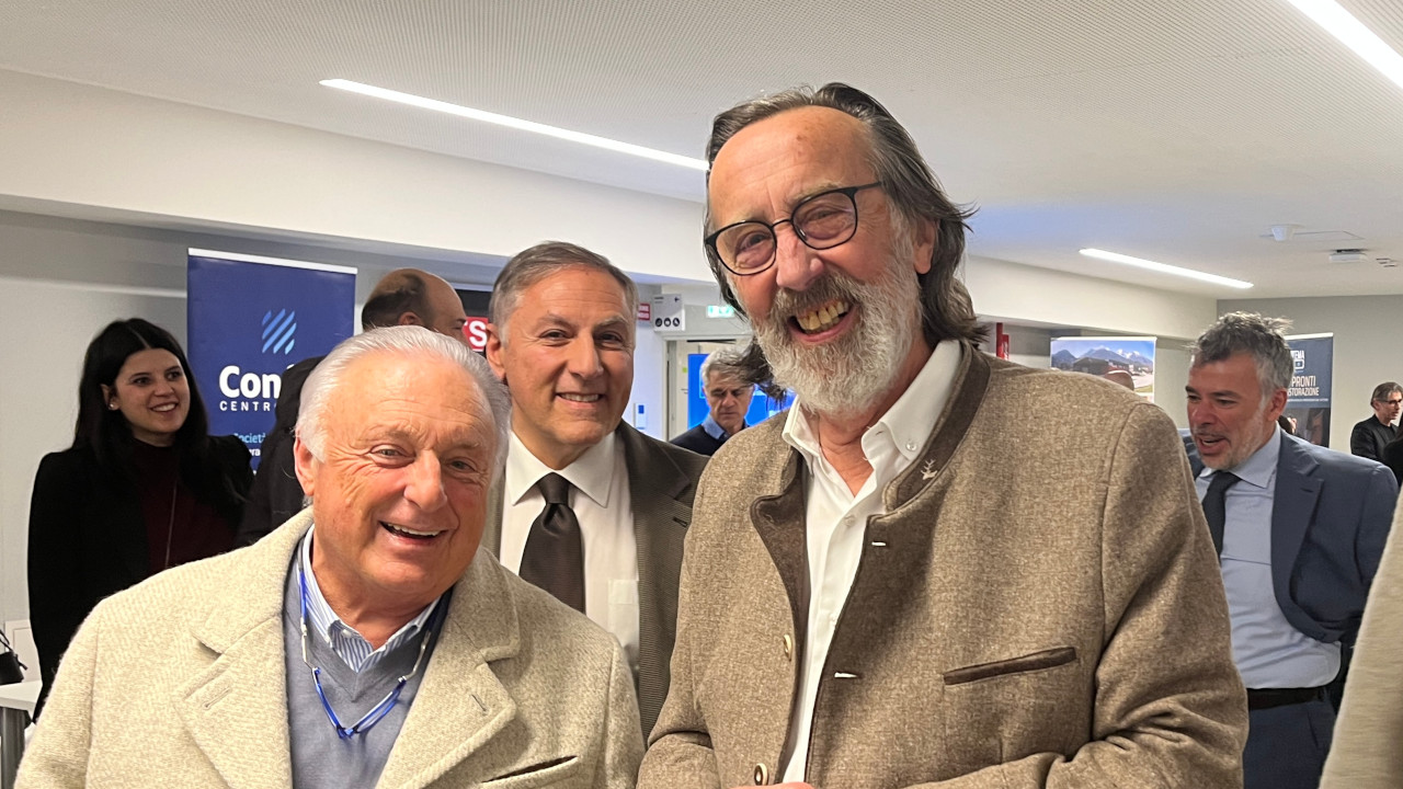 Il confermato presidente Luigi Fosson con Graziano Dominidiato, presidente Confcommercio Valle d'Aosta e Roberto Sapia, presidente della Chambre. In secondo piano Emilio Conte, direttore Adava