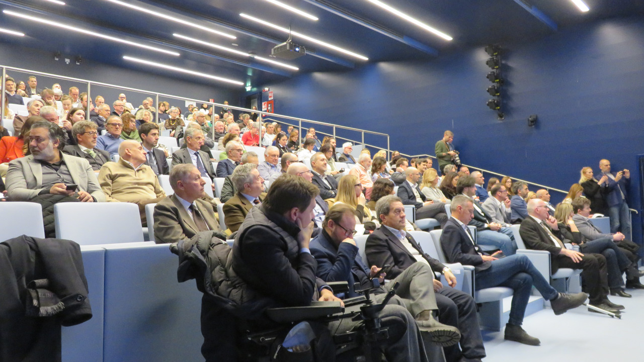 Il pubblico presente nell'aula magna dell'Università della Valle d'Aosta durante l'assemblea 2025 dell'Adava