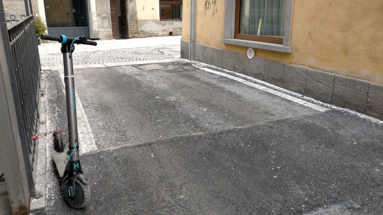 HOMEPAGE 3 Un monopattino nel centro storico di Aosta