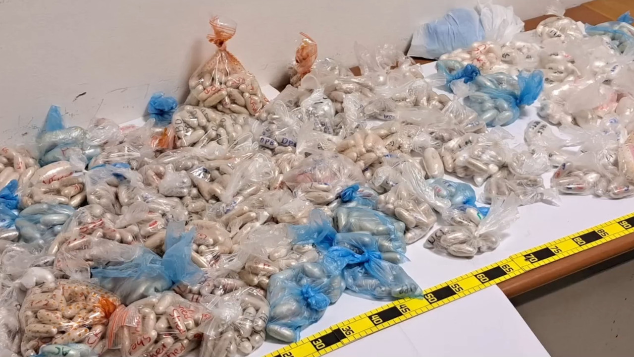 ARRESTATO UN PUSHER IN MONOPATTINO NEL CAPOLUOGO: UN'INCHIESTA DI VENEZIA CITA LA VALLE D’AOSTA 1 Lo stupefacente sequestrato dalla Polizia a Venezia