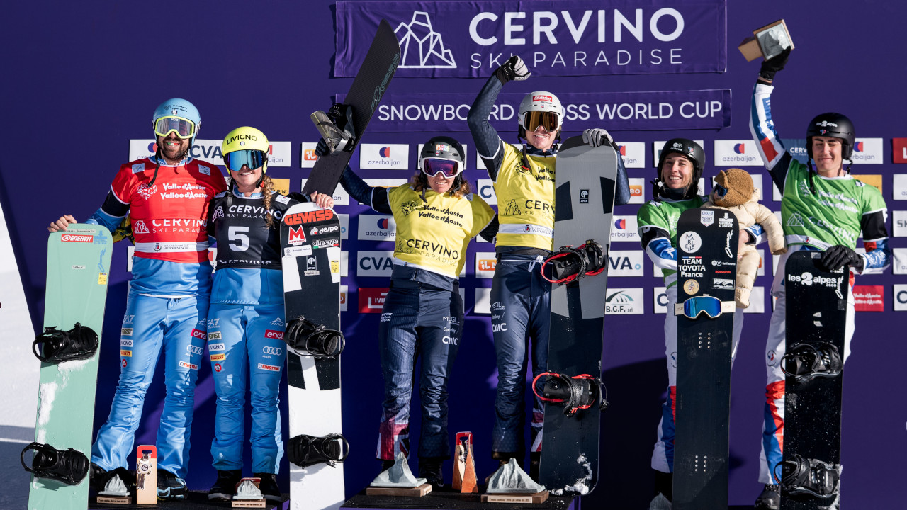 Il podio della gara a squadre, con Charlotte Bankes e Huw Nighingale sul gradino più alto, Lorenzo Sommariva e Michela Moioli al secondo posto e Chloe Trespeuch e Aidan Chollet al terzo (foto Giovanni Zenoni | Pentaphoto)