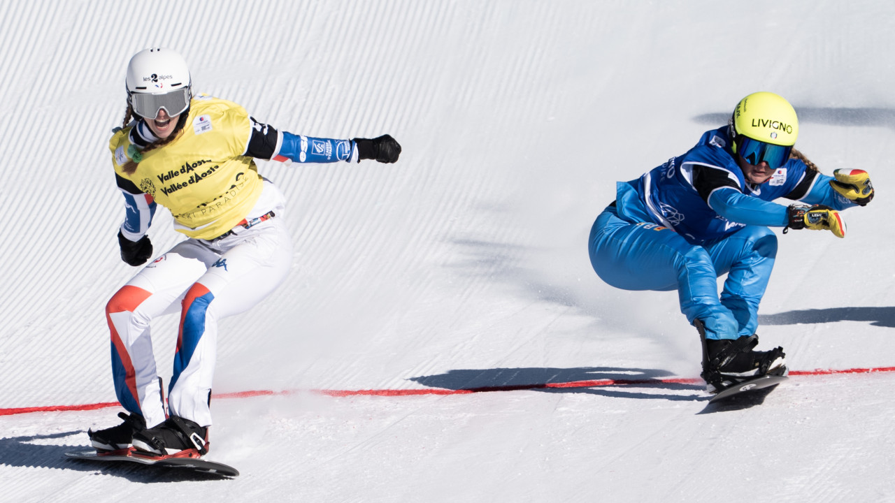 CERVINIA CAPITALE DELLO SNOWBOARD CROSS: TRE GIORNI DI COPPA DEL MONDO AI PIEDI DEL CERVINO 1 L'arrivo della gara femminile tra Lea Casta e Michela Moioli (foto Giovanni Zenoni | Pentaphoto)