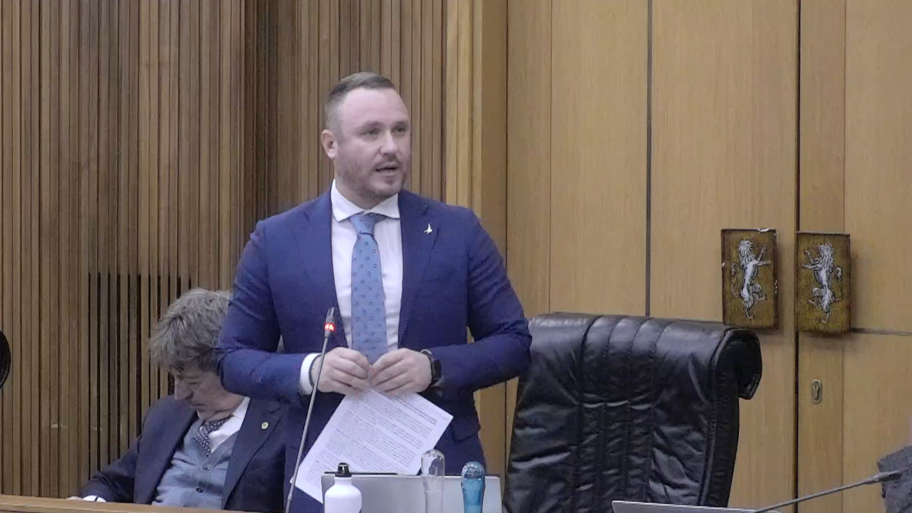 IN CONSIGLIO VALLE INIZIATA LA MARATONA SUL BILANCIO 2026‑2028 TRA VISIONI OPPOSTE 2 Andrea Manfrin durante il suo intervento sulle leggi di bilancio