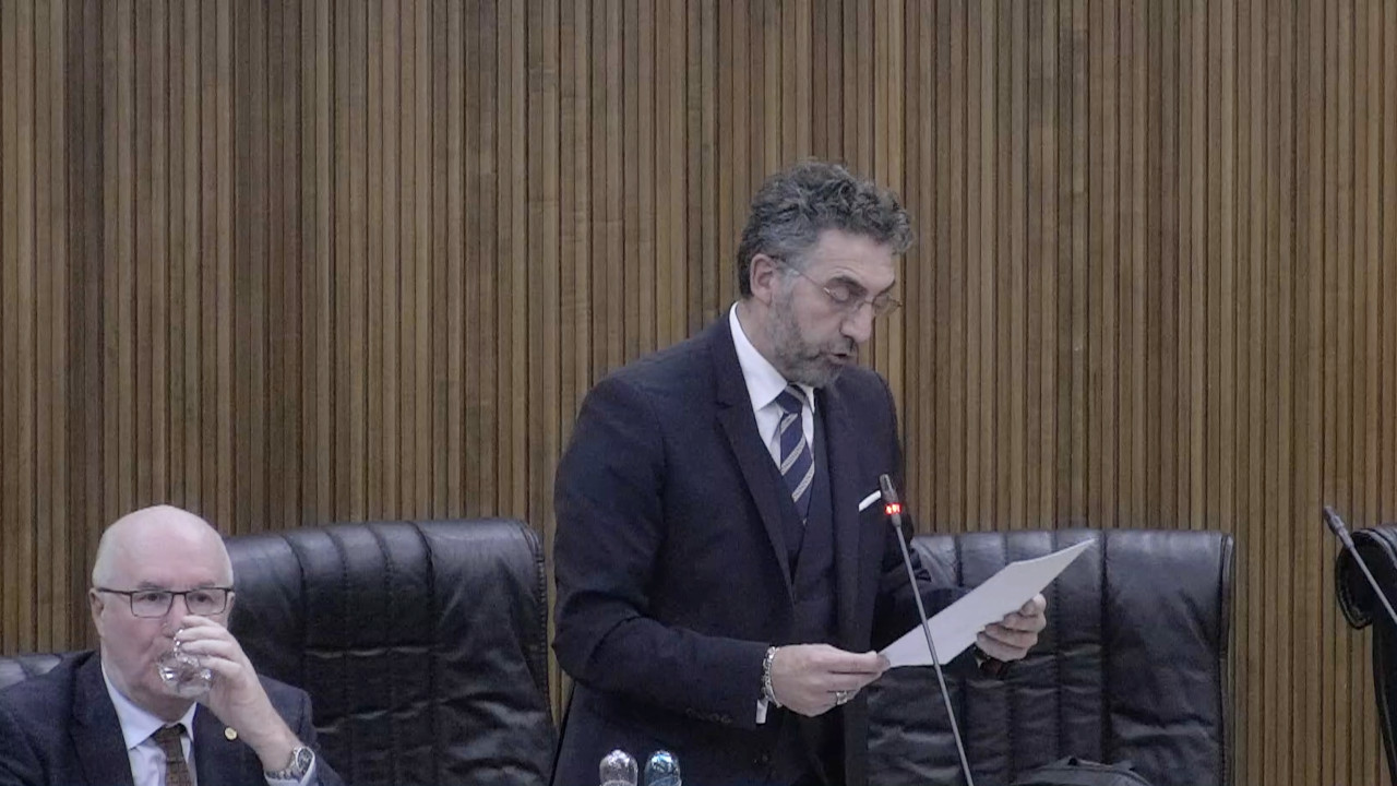 IN CONSIGLIO VALLE INIZIATA LA MARATONA SUL BILANCIO 2026‑2028 TRA VISIONI OPPOSTE 1 Marco Sorbara durante la presentazione della relazione di maggioranza sulle leggi di bilancio