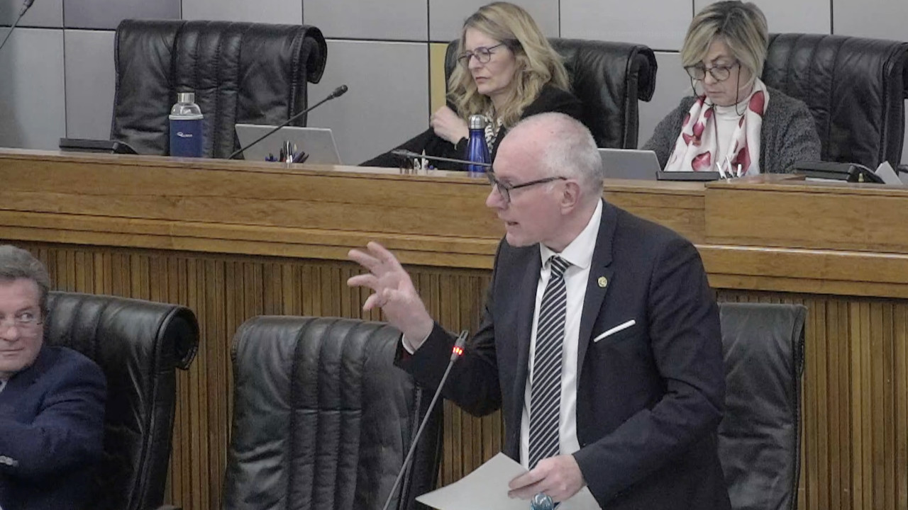 IN CONSIGLIO VALLE INIZIATA LA MARATONA SUL BILANCIO 2026‑2028 TRA VISIONI OPPOSTE 3 Il presidente della Regione, Renzo Testolin in Consiglio Valle