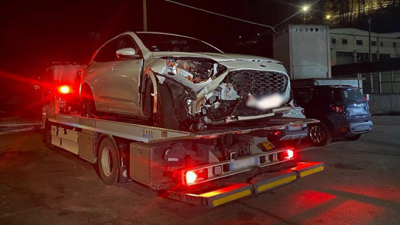 CARABINIERE TRAVOLTO DUE VOLTE A COGNE: TURISTA FRANCESE ARRESTATA PER TENTATO OMICIDIO 1 La 'Ford Kuga' condotta dalla turista francese sul carro attrezzi