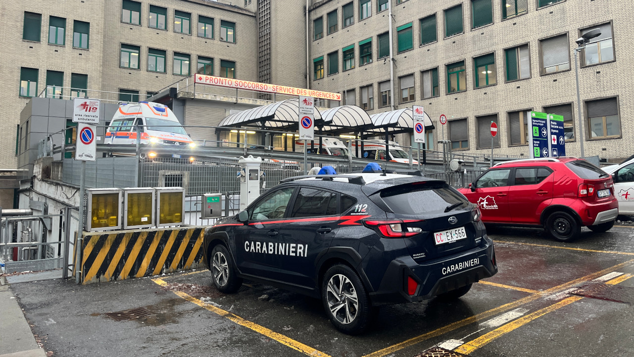 Un'auto dei Carabinieri nel piazzale dell'ospedale 'Parini' di Aosta