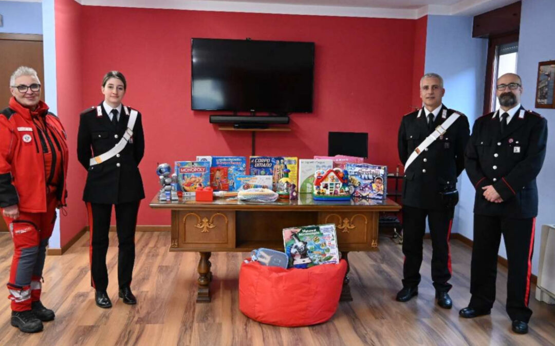 Carabinieri e Croce rossa insieme per donare giocattoli ai bambini in difficoltà