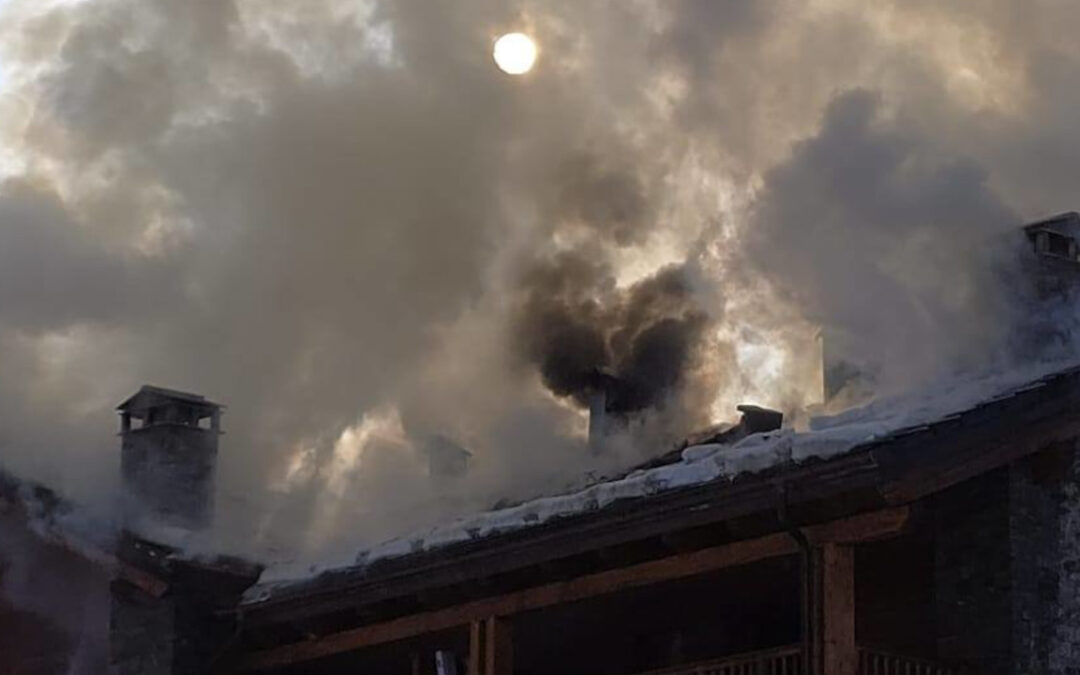 La Thuile, incendio al Col des Neiges: tetto distrutto ed evacuati una ventina di turisti