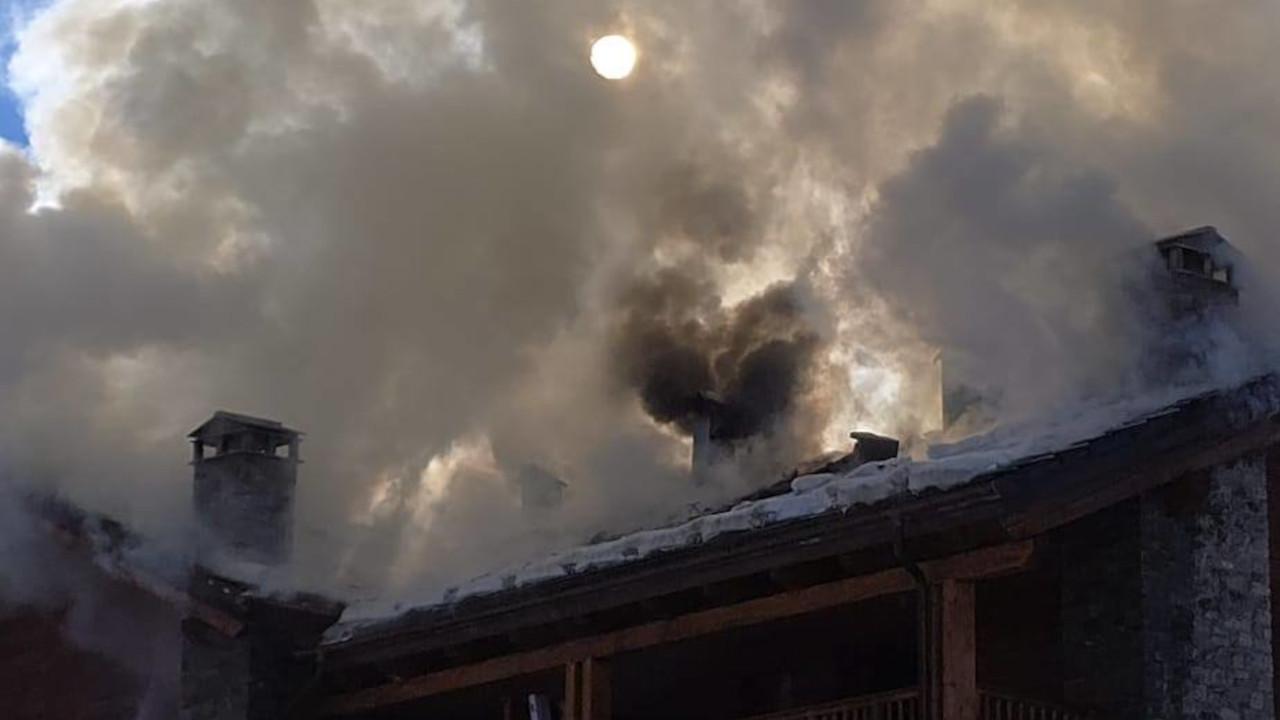 Il fumo provocato dalle fiamme dell'incendio al 'Col de neige'