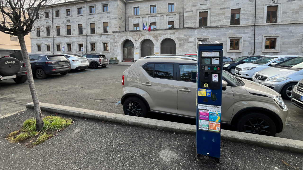 PARCHEGGI AD AOSTA, MOZIONE FI BOCCIATA: «SERVONO SCONTI E ABBONAMENTI», LA GIUNTA FRENA 1 Uno dei parchimetri in piazza della Repubblica ad Aosta