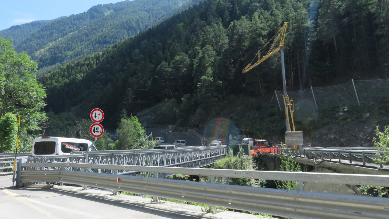 Il passaggio sul ponte provvisorio di Chevril dopo l'alluvione del 2024