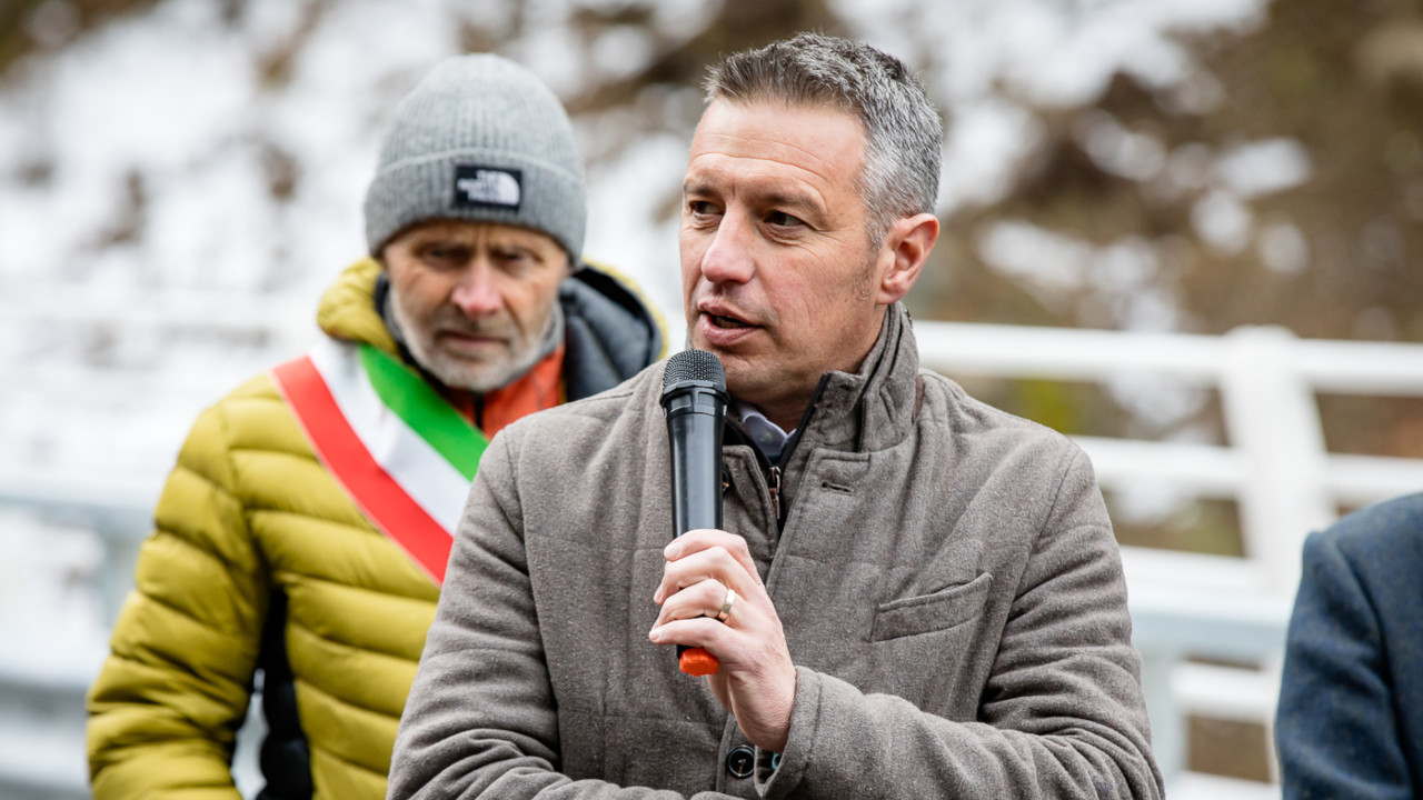 Davide Sapinet, assessore regionale alle opere pubbliche, dietro di lui Luigi Pepellin, sindaco di Aymavilles