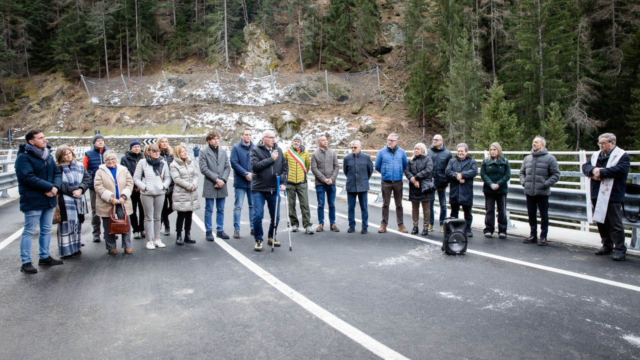 Le autorità durante l'inaugurazione del ponte di Chevril, sabato 20 dicembre 2025