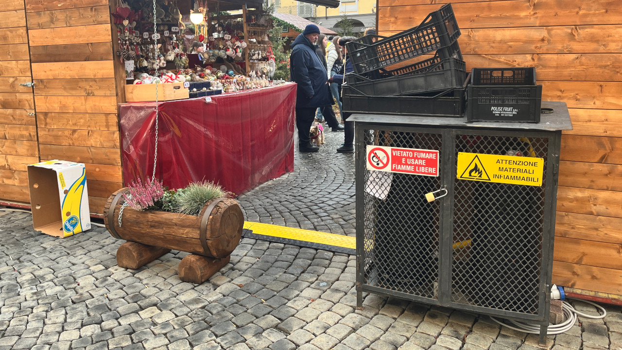 Le bombole dietro ad uno chalet in piazza Chanoux ad Aosta