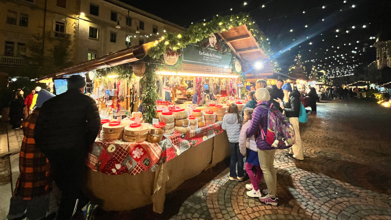 Uno degli chalet che vende formaggi