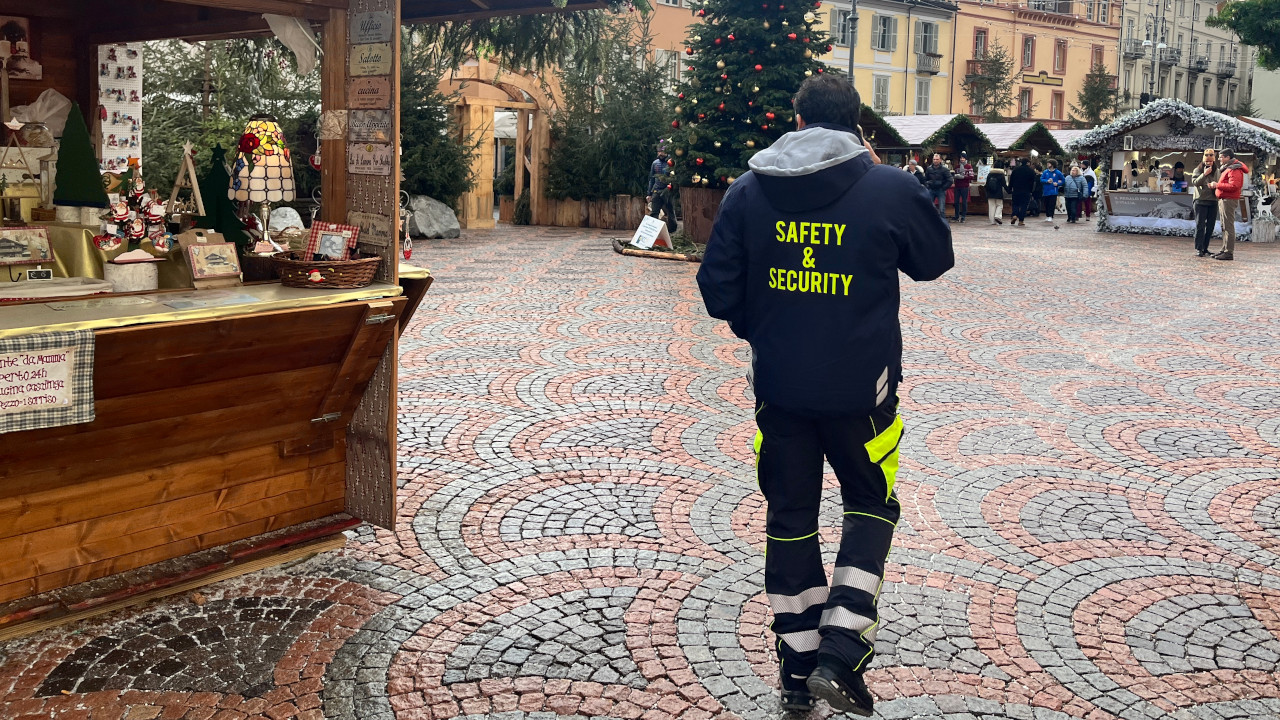 Un addetto 'Safety & security' al Marché vert noël di Aosta
