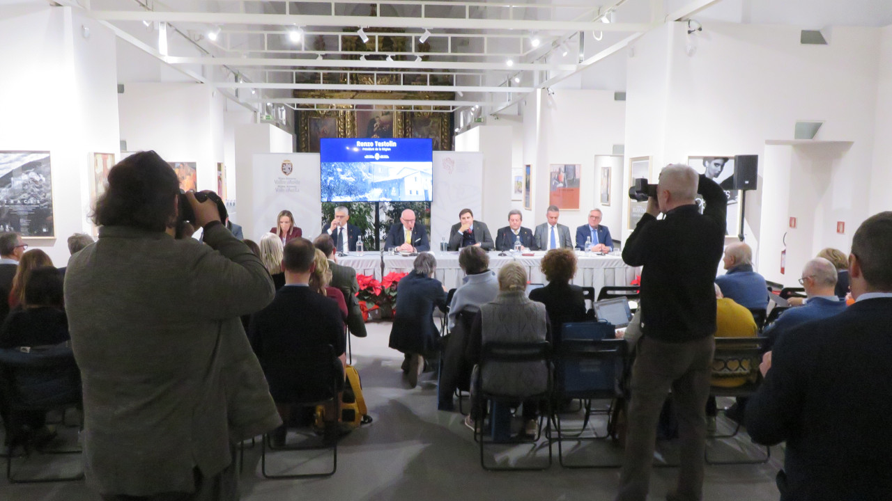 La sala del Centro Saint-Benin durante la conferenza stampa di fine anno della Giunta regionale