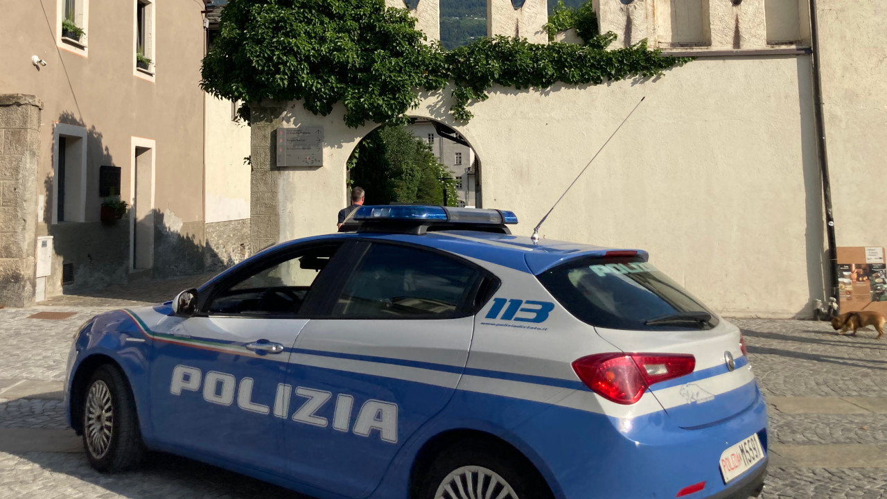 Una volante della Squadra mobile nel centro di Aosta