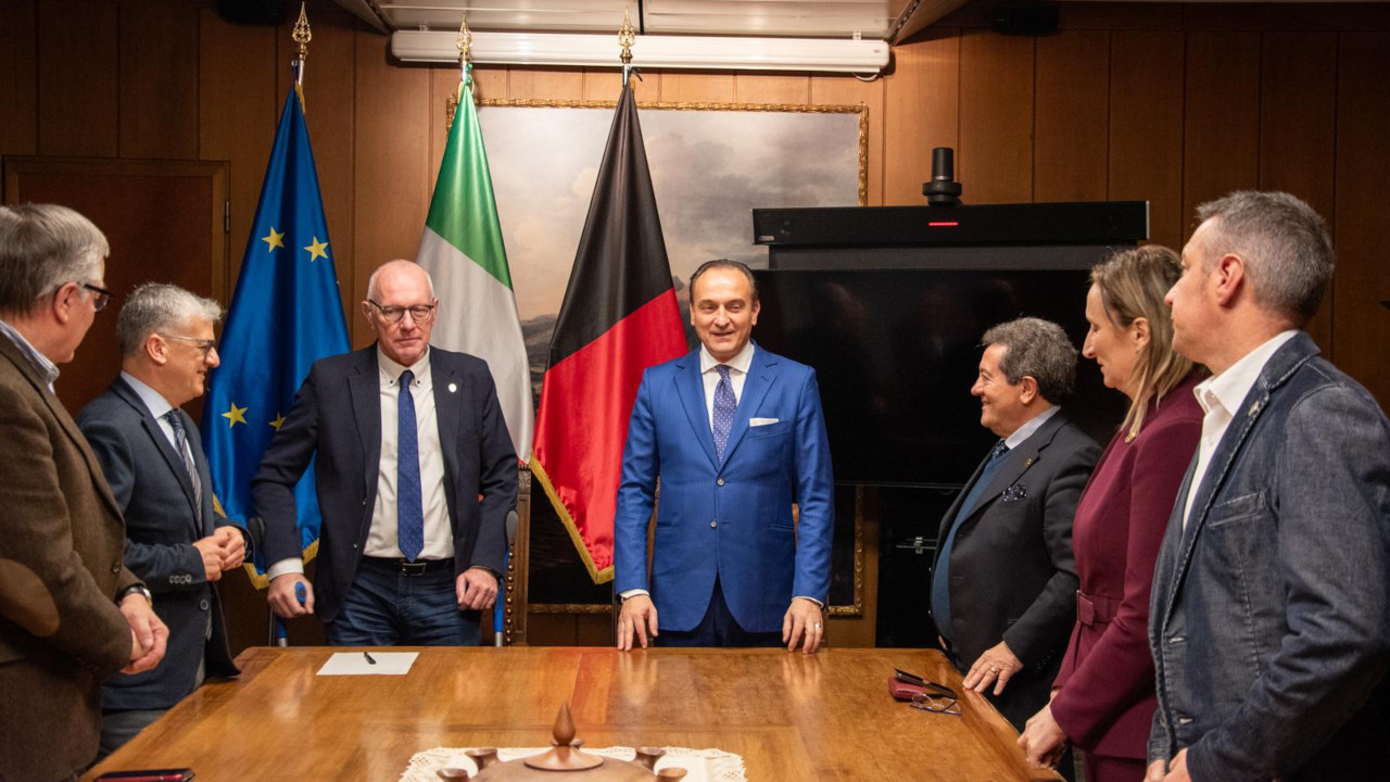Alberto Cirio con Renzo Testolin e la Giunta regionale