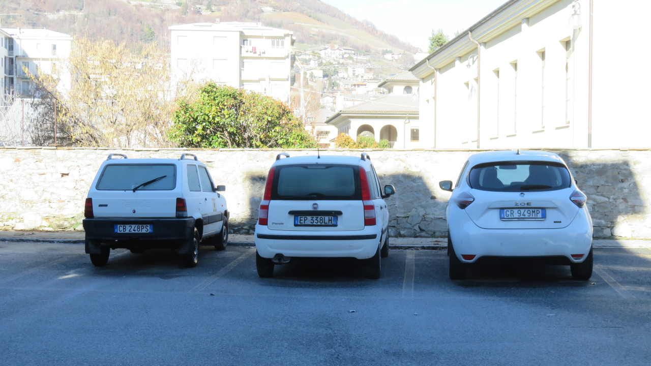 Le auto dei Servizi sociali del Comune di Aosta: la 'Renault Zoe' è quella a destra