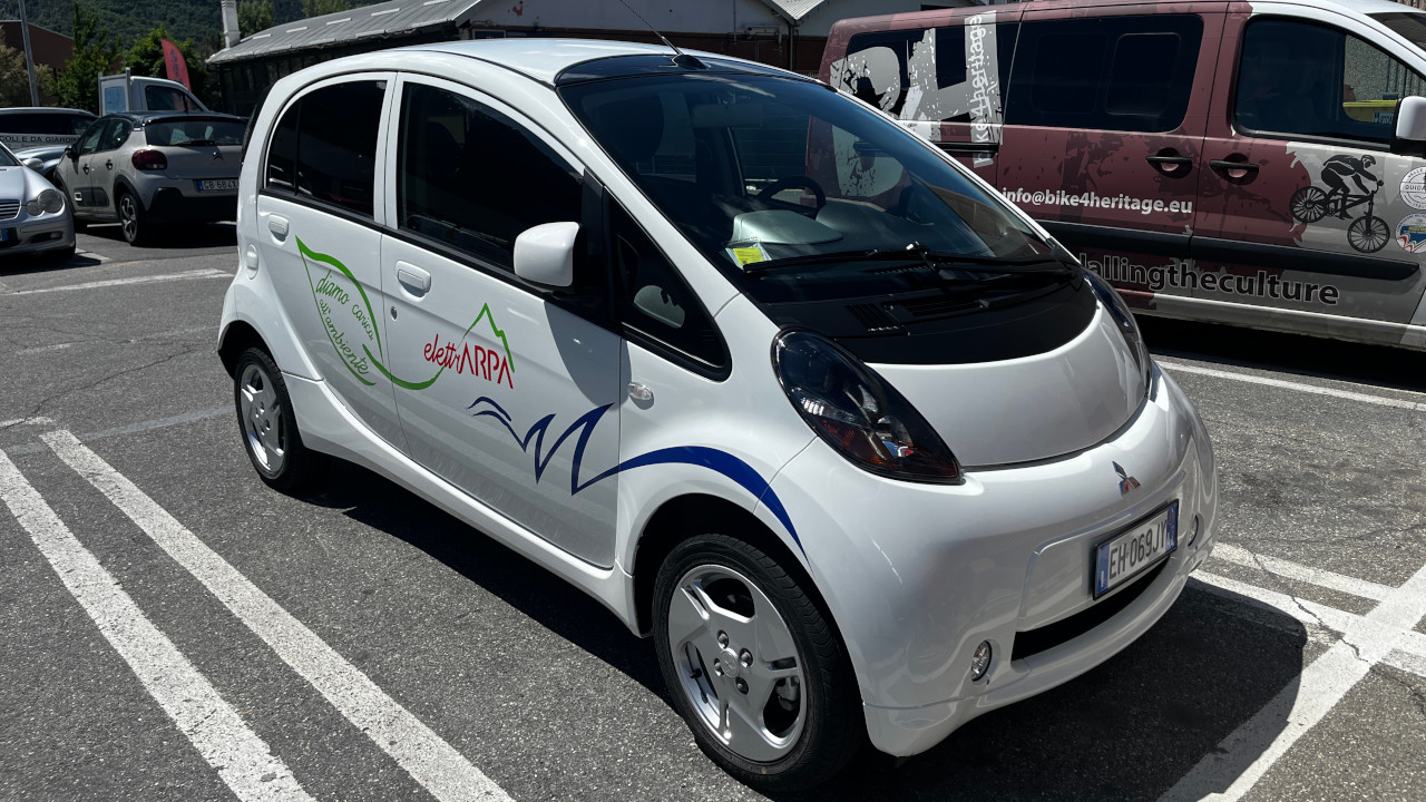 La 'Mitsubishi i-MiEV' dell'Arpa VdA