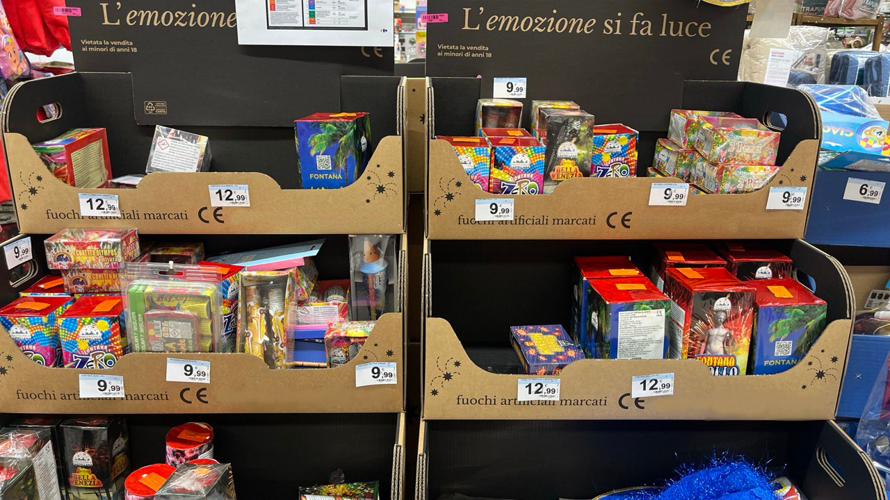 'Botti' di capodanno in vendita in un supermercato nella Plaine