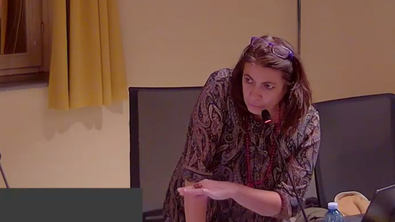 Katya Foletto si rivolge alla Giunta durante il Consiglio comunale del capoluogo sul bilancio 2026-2028