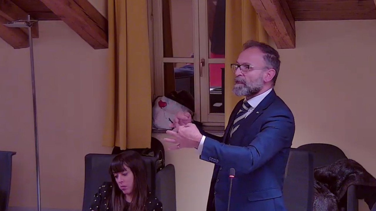 Giovanni Girardini durante le sue critiche al bilancio 2026-2028 del Comune di Aosta
