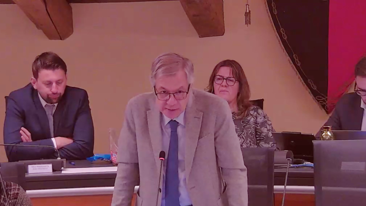 Raffaele Rocco, sindaco di Aosta, durante l'intervento finale nell'ultimo Consiglio comunale del 2025