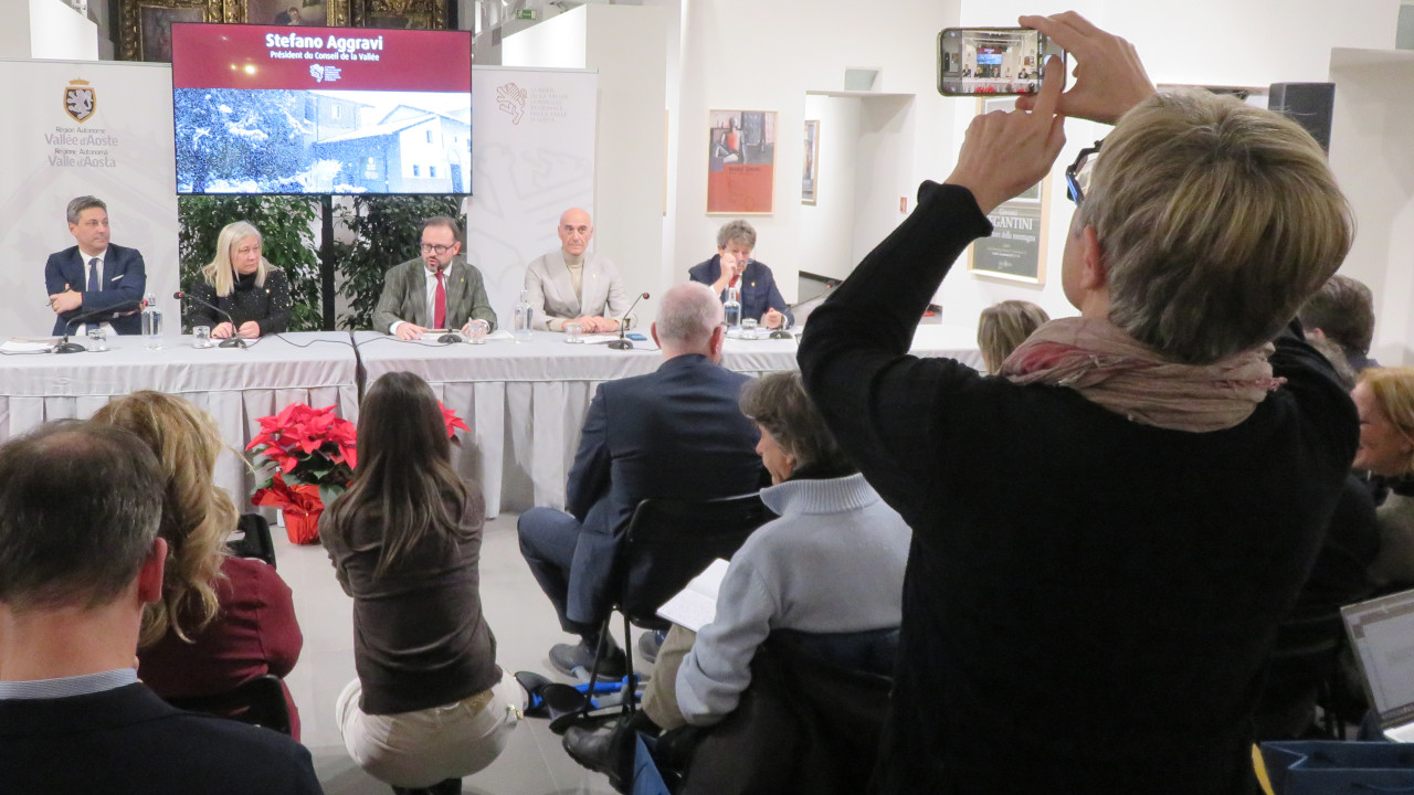SILVIA CARREL E MARTINA PRAZ CONFERMATE ALL’UFFICIO STAMPA DEL CONSIGLIO VALLE 1 Silvia Carrel (in piedi) e Martina Praz fotografano l'Ufficio di Presidenza del Consiglio Valle